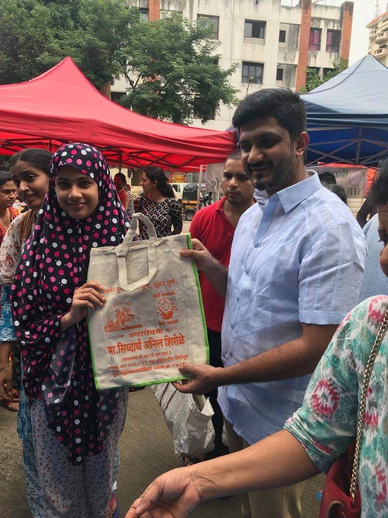 SidShirole's tweet photo. Always a fruitful interaction when i get first hand feedback and constructive criticism from the citizens. Also ook the opportunity to distribute eco-friendly cloth shopping bags and buy some yummy local produce directly from the farmers themselves..
#local #inServiceOfPeople https://t.co/tuNjM1mQ8N