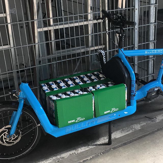 1000meilenwind's tweet photo. Mal eben die Milchvorräte im Büro aufgefüllt. .
.
.
#zeroemissions #zeroemissiontransport #cargobike #lastenrad #bullittbike #1000meilenwind #emissionsfrei #urbantransport https://t.co/Prt8kxBXMo https://t.co/EpqGiZysTb