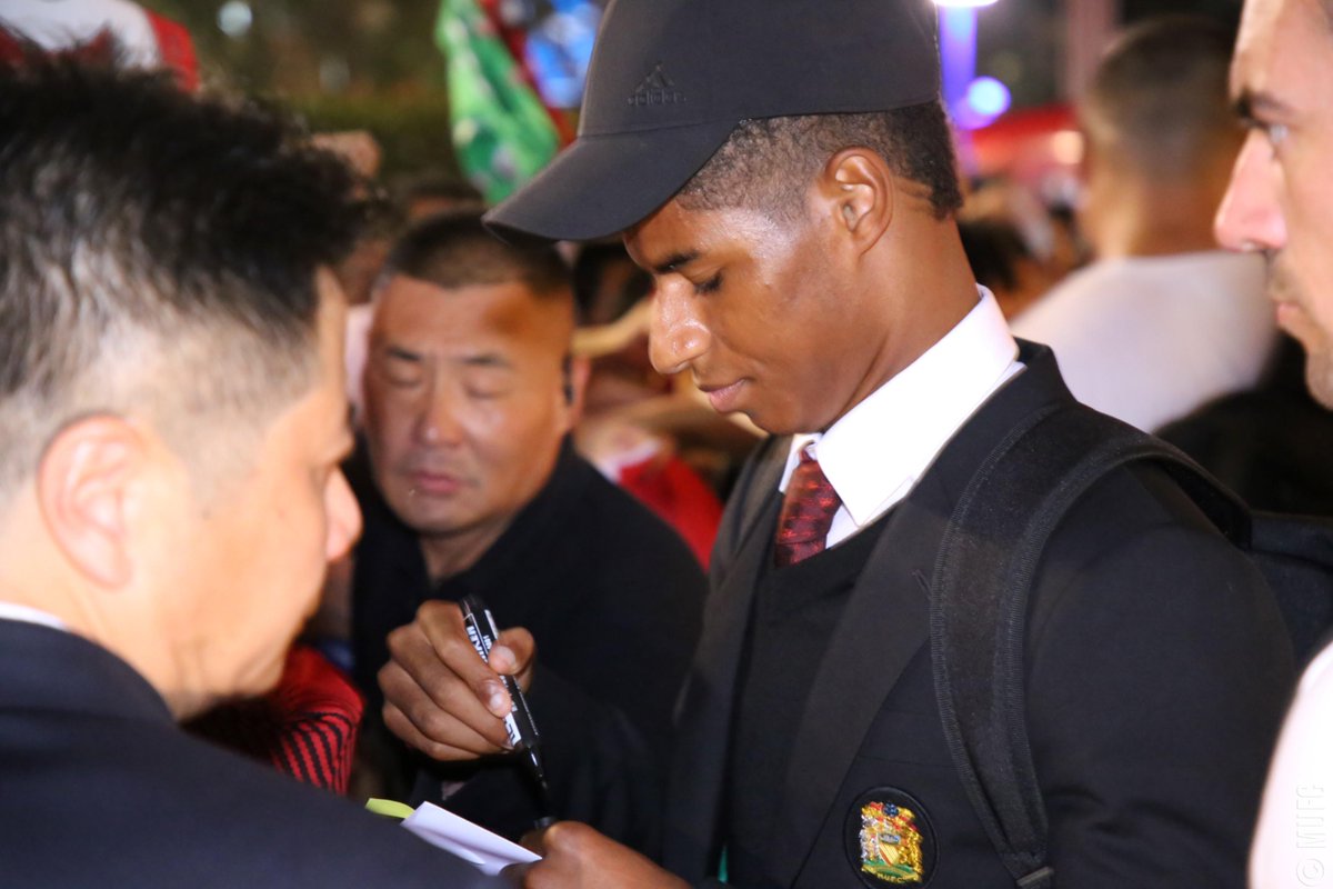 ManUtd's tweet photo. A warm welcome from our fans in China! 

#MUFC #MUTOUR 🇨🇳 https://t.co/JBc6Uknnzp