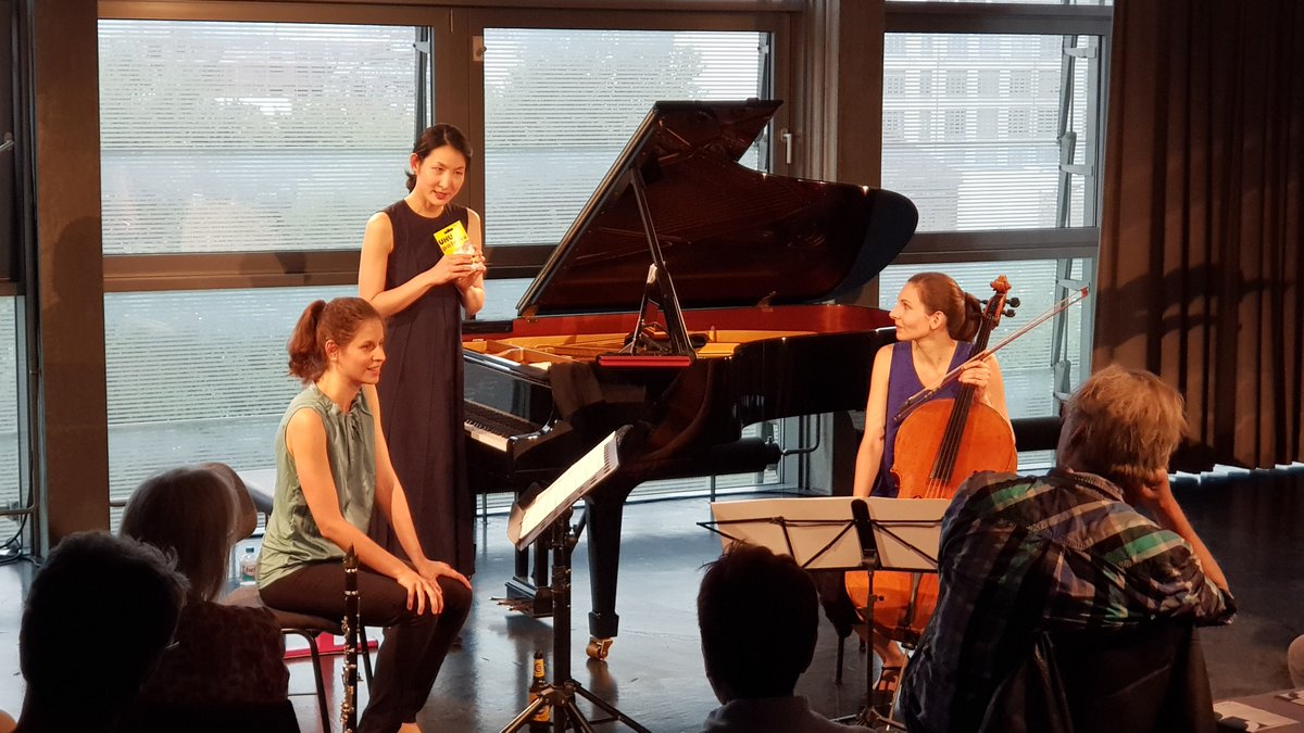 bastillemusique's tweet photo. Ein großer Spaß war die vierte Ausgabe von #Ohrknacker mit dem @TrioCatch im @radialsystem, wo diesmal #MikelUrquiza seine hintersinnigen "Pièges de neige" (Schneefallen) dabei hatte. Achtung, die Bilder können Spuren von product placement enthalten! #Uhu #Patafix #Vitamalz https://t.co/a2fYVrXpjR