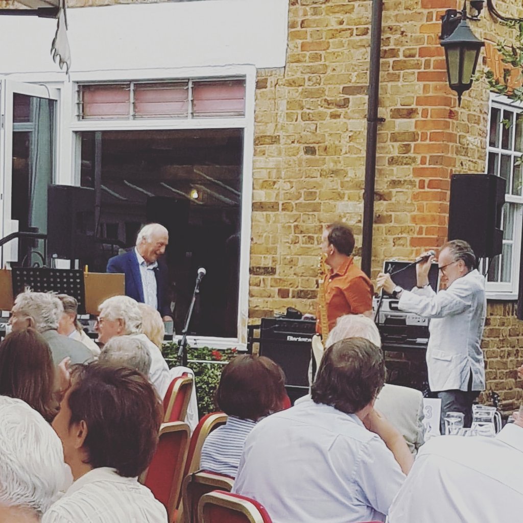 kevindeanuk's tweet photo. At the end of my spot yesterday Cliff Hall of The Shadows joined me! #gowr #kevindeanguitar #cliffhall #theshadows #shepperton #warrenlodge https://t.co/jhavUA2H8w