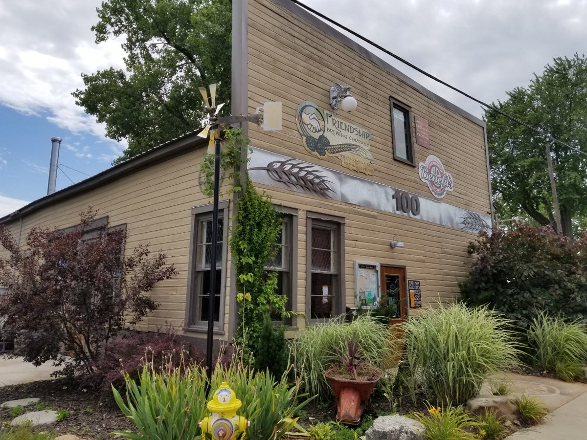 Axemestl's tweet photo. Finally made it @FRIENDSHIPBEER in Wentzville MO yesterday.   Nice place with good beer.  Lunch with a pint. #cheers #drinklocal #craftbeer #SundayFunday https://t.co/AKFwrUIxW4