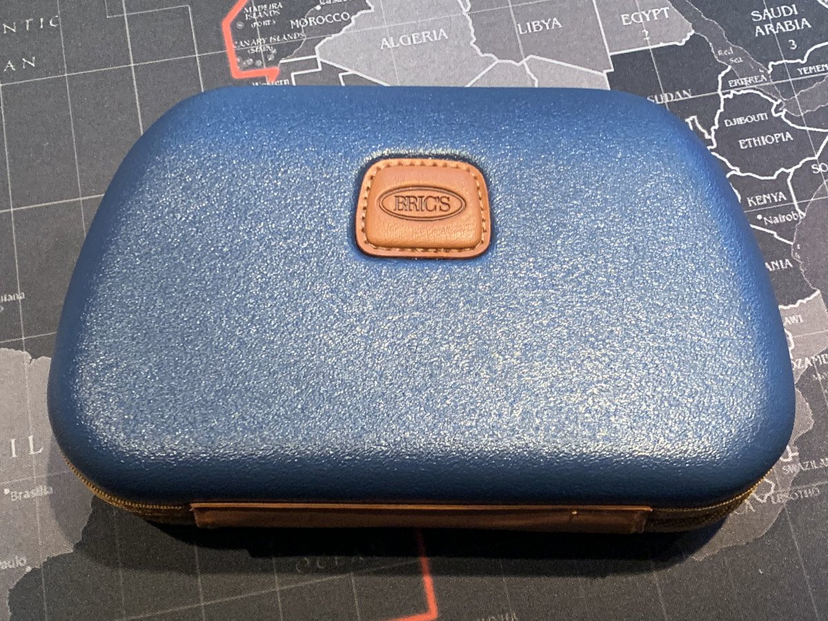 svhennig's tweet image. Kurze, schnelle Verlosung. 
Bis morgen (23.7., 23:59)

Unter allen RT‘s verlose ich dieses QR BRICS Amenitykit #verlosung #gewinnspiel 

Ihr könnt etwas Gutes tun. #charity für Airline Kits, Schlafanzügen und mehr. 
svenblogt.boardingarea.com/charity-auktio…