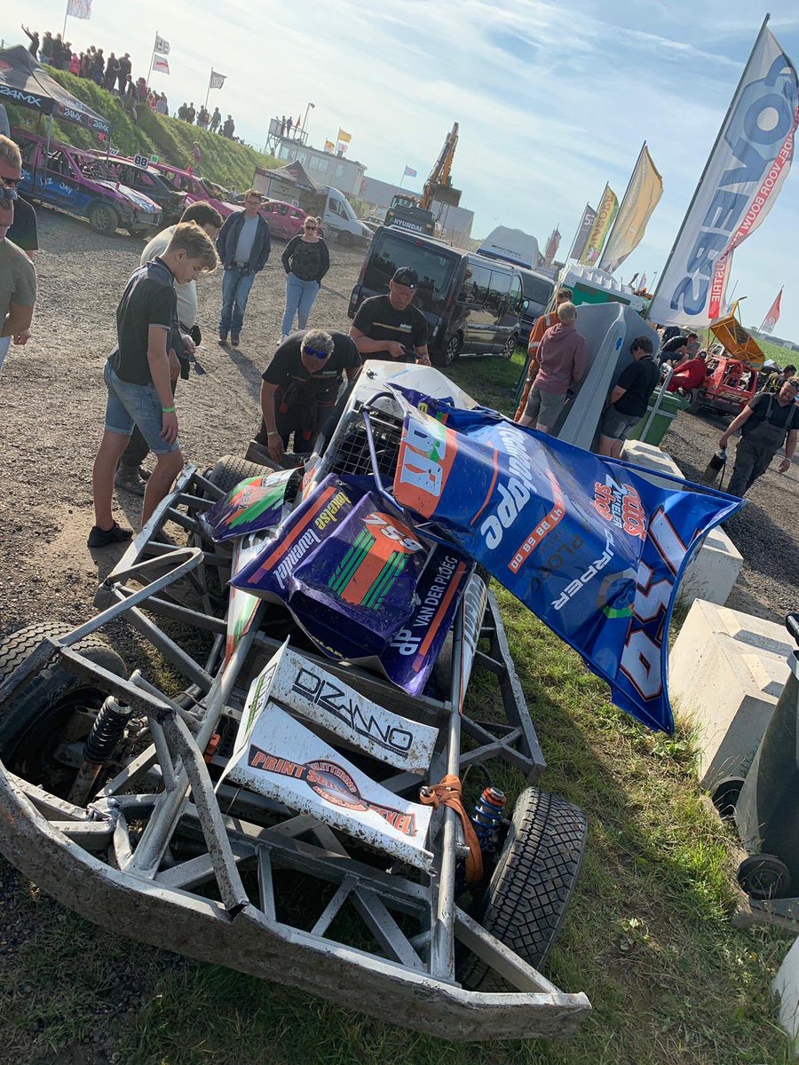 Goenga59's tweet photo. Speedweekend 2019 zit erop! 1e manche dnf 2e manche 4e en de semi dnf vanwege lekke band.
3e manche 6e plek en de 4e manche waren naar ons idee(en tijd) 5e maar we hadden de transponderlijn gemist, dus hopen dat we genoeg punten hadden voor de finale. Nou dat hebben we geweten... https://t.co/CHCHkoo9F1