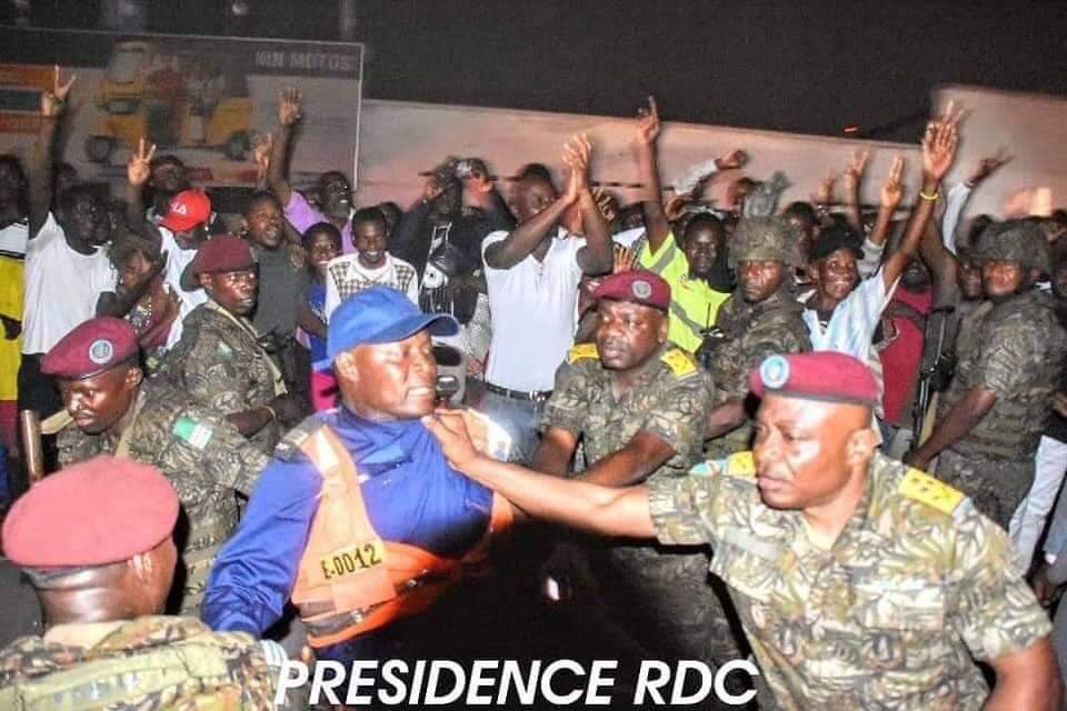 VoiceOfCongo's tweet photo. #RDC : Tracasseries policières : Un roulage pris la main dans le sac par le Chef de l'Etat en personne. https://t.co/O0EBFZto7B