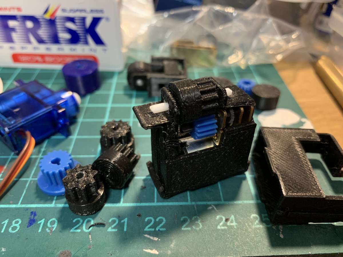 Gaug Fusion360というソフトにギア をモデリングするマクロみたいな物があるのでそれで作りました テンプレートに入力するだけなので歯数とか適当です ウチの入門機な3dプリンタ だとこの大きさが限界でした