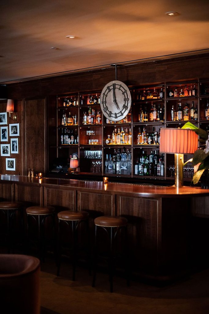 Sunset_Tower's tweet photo. It's 5 o'clock somewhere! 🕔 #sunsettower #terraceroom #oldhollywoodbar Photo:@eater_la https://t.co/CfIzUYXvNX