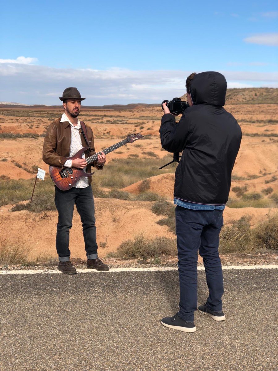 Seguimos con los avances del nuevo #video de #silovivimos Hoy toca una de las escenas que parecían fáciles de rodar y acabaron costando más de lo esperado. Lo que sigue a esta escena pasa por hacer autostop con la guitarra a cuestas... ¡así que no intenten hacerlo en sus casas!