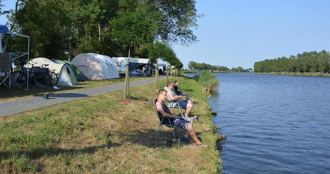 Oma #kampeert met drie kleinzoons op #camping De 4 Elementen. ow.ly/OaK450v4kxO