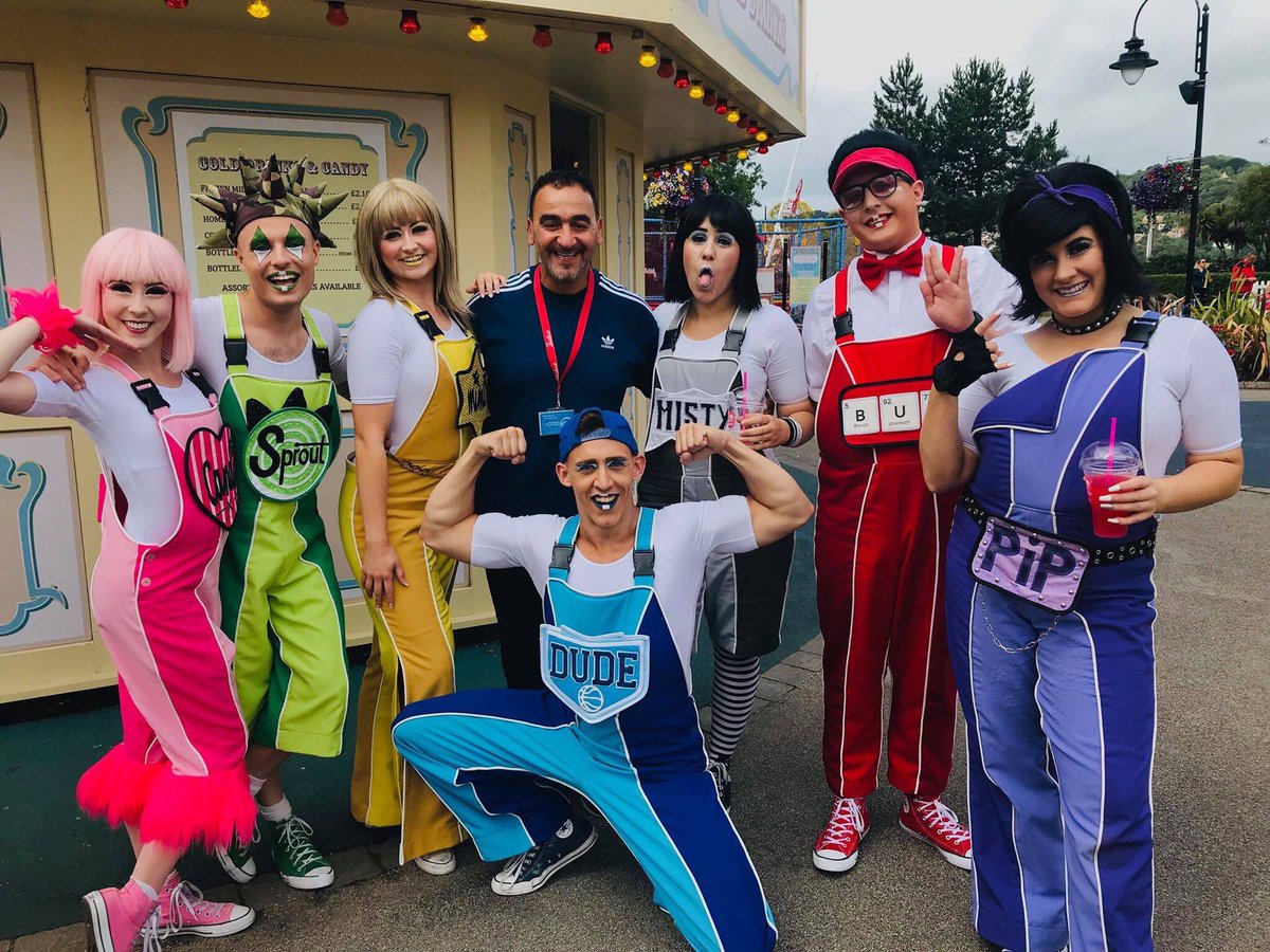 SkylineGang1's tweet photo. Skyline gang with Show manager At @gandeyscircus #Minehead #MightyMinehead #Butlins #butlinsminehead #SummerAtButlins #skylinegang @Butlins https://t.co/KZygmcgOrq