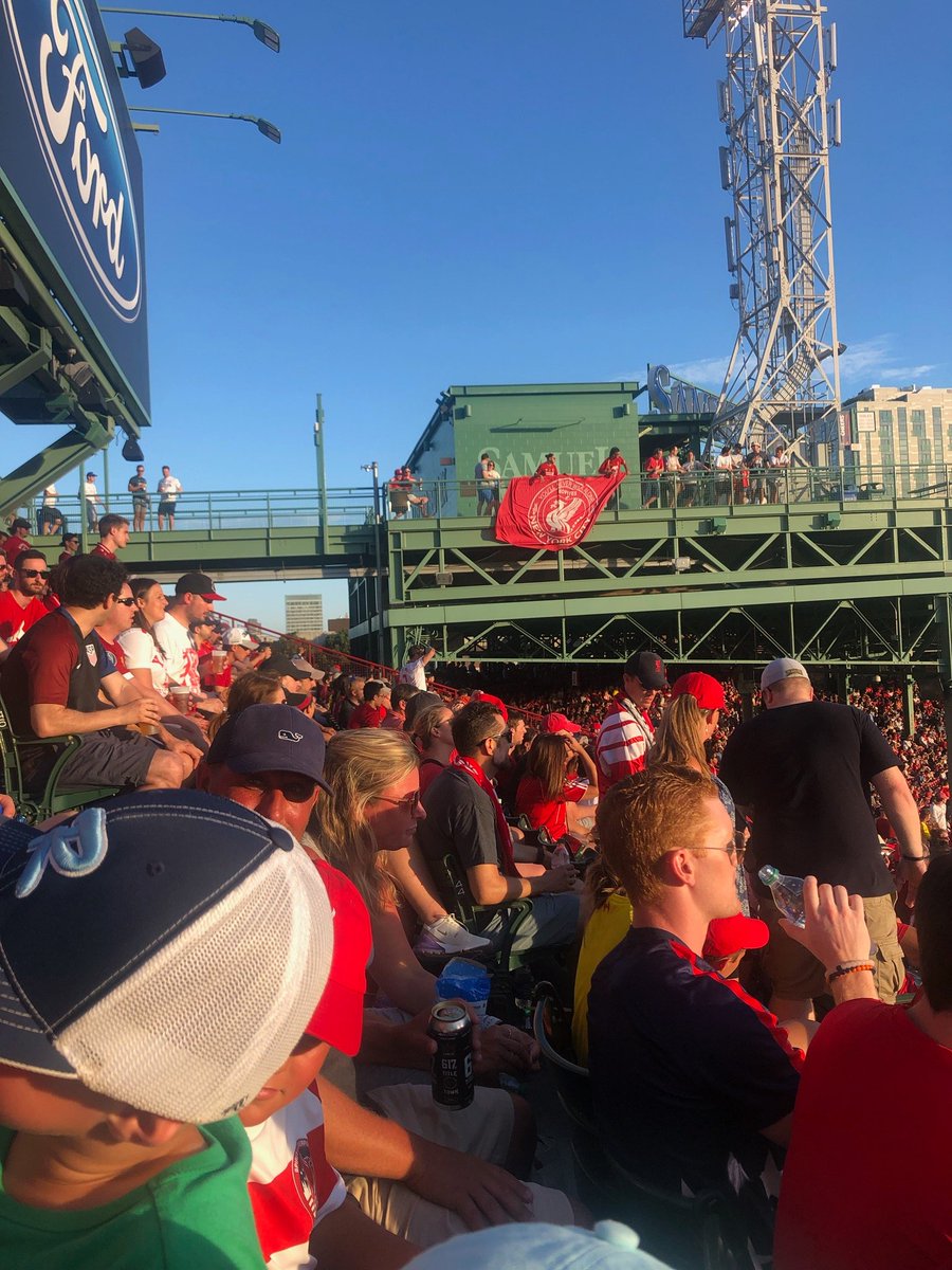 TrueTriniRed's tweet photo. That moment when you spot your banner in the crowd #BootroomNYC representing in Fenway Park NYC Kopites always represent where ever #LFC may be See you lot in Yankee Stadium Up the #reds! #Liverpool #LiverpoolFC #MondayEnergy #YNWA https://t.co/PaXtQzy3Ie