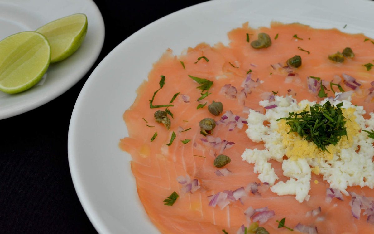 ¿Una entrada para comenzar? 
Carpaccio de salmón 👌
Láminas de salmón ahumado con guarnición tradicional.