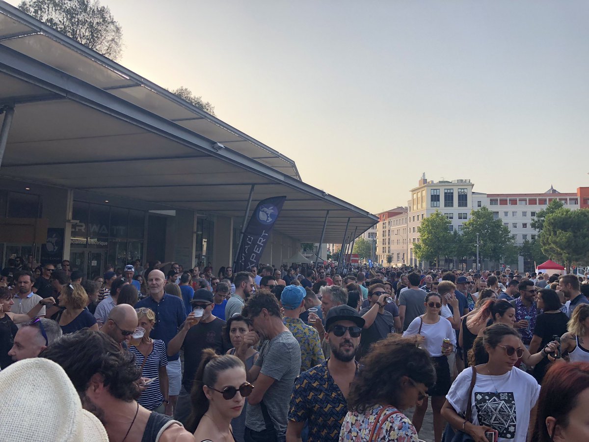 lucalbernhe's tweet photo. Avec @GerardHydriss sur la place de l’hôtel de ville pour la soirée #tohu #bohu dans le cadre du @FestivalRF. Ça chauffe 🔥 et déjà une très bonne ambiance au son de la musique 🎧 electro! cc @Saurel_P https://t.co/QTQqLAoE2R