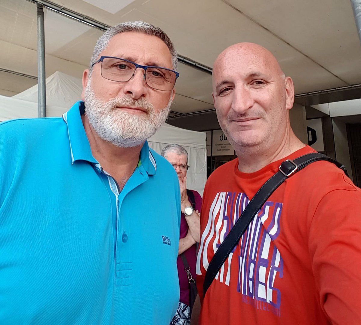 lucalbernhe's tweet photo. Avec @GerardHydriss sur la place de l’hôtel de ville pour la soirée #tohu #bohu dans le cadre du @FestivalRF. Ça chauffe 🔥 et déjà une très bonne ambiance au son de la musique 🎧 electro! cc @Saurel_P https://t.co/QTQqLAoE2R