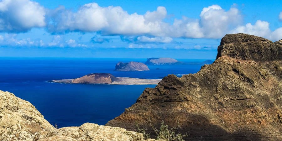 In the Canary Islands, Eleonora's Falcons only breed on the uninhabited islets of the  #Chinijo archipelago north of  #Lanzarote: Roque del Este, Roque del Oeste, Montaña Clara and  #Alegranza. Although historic data is scant, the pop. seems stable at ca. 290 pairs.  #EF2019 [6/n]