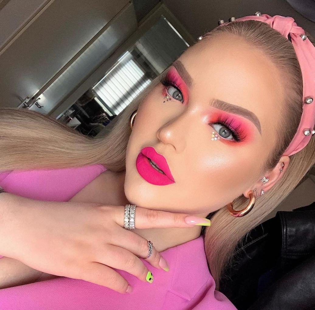 DashHound's tweet photo. Have fun on your holiday @NikkieTutorials! You've given us some serious looks, hit 5 million and educating us on the dutch language as well as makeup, what else can a girl ask for! 💜https://t.co/hQb6nfHqH4 https://t.co/N2V6PprgOW