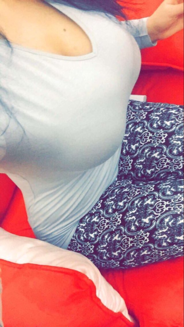 هي تلبس كذا أختك  ؛ تبي تحرك فيك شي تتعمد تخلي عيونك أسيره ل جسمها تبي تخليك تخضع للمفاتنه تبي تعلمك أنها تقدرك تخليك ذليل لها بس تبيكك تفهم