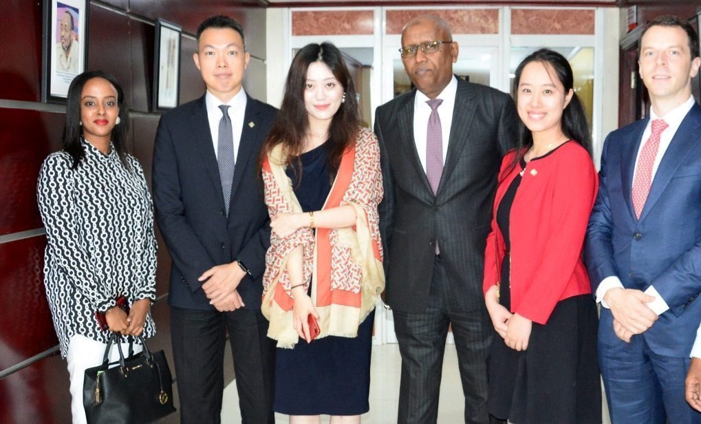 Le MEFI <a href="/Ilyasdawaleh/">Ilyas M. Dawaleh</a>  a reçu ce matin une délégation de BINANCE, une bourse  avec les plus hauts volumes de crypto monnaies au monde. #Djibouti <a href="/binance/">Binance</a>