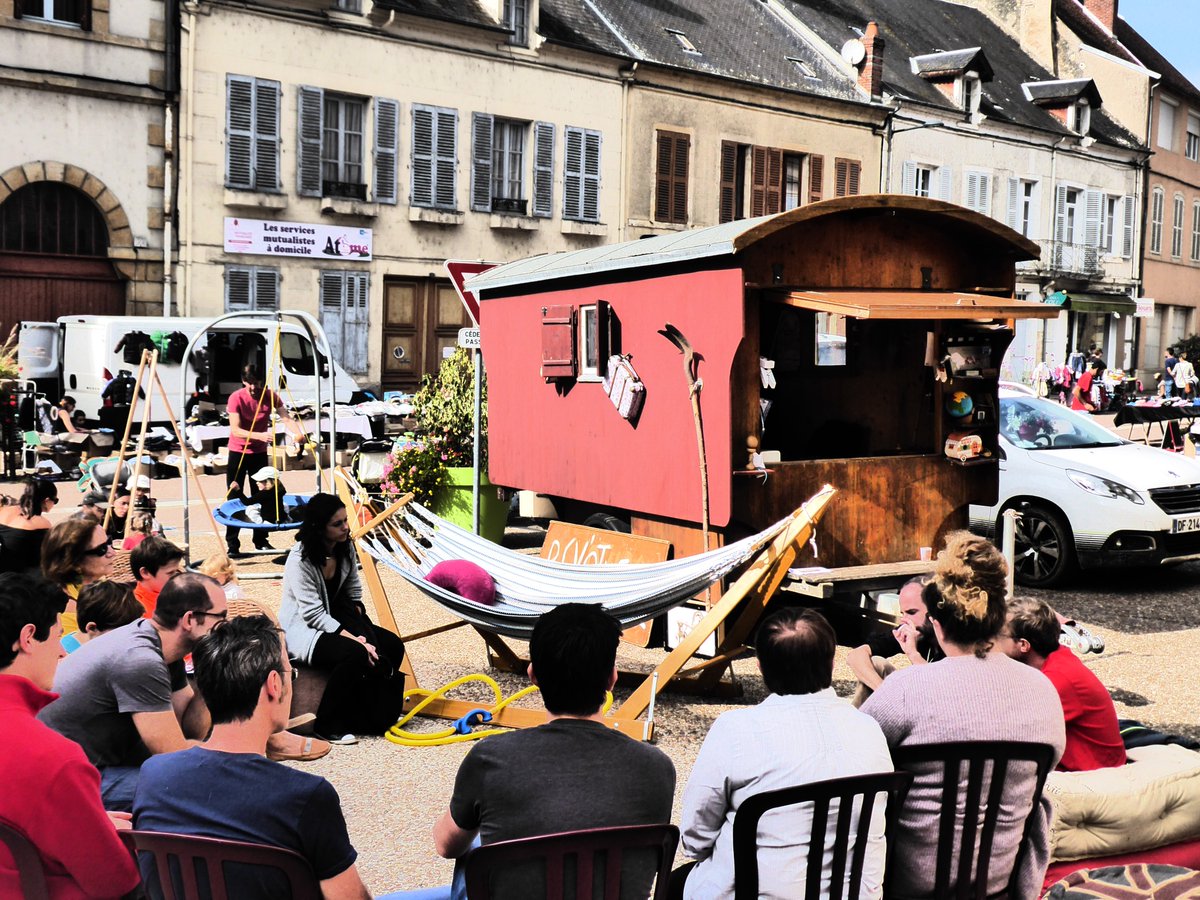 laRevotheque tweet picture