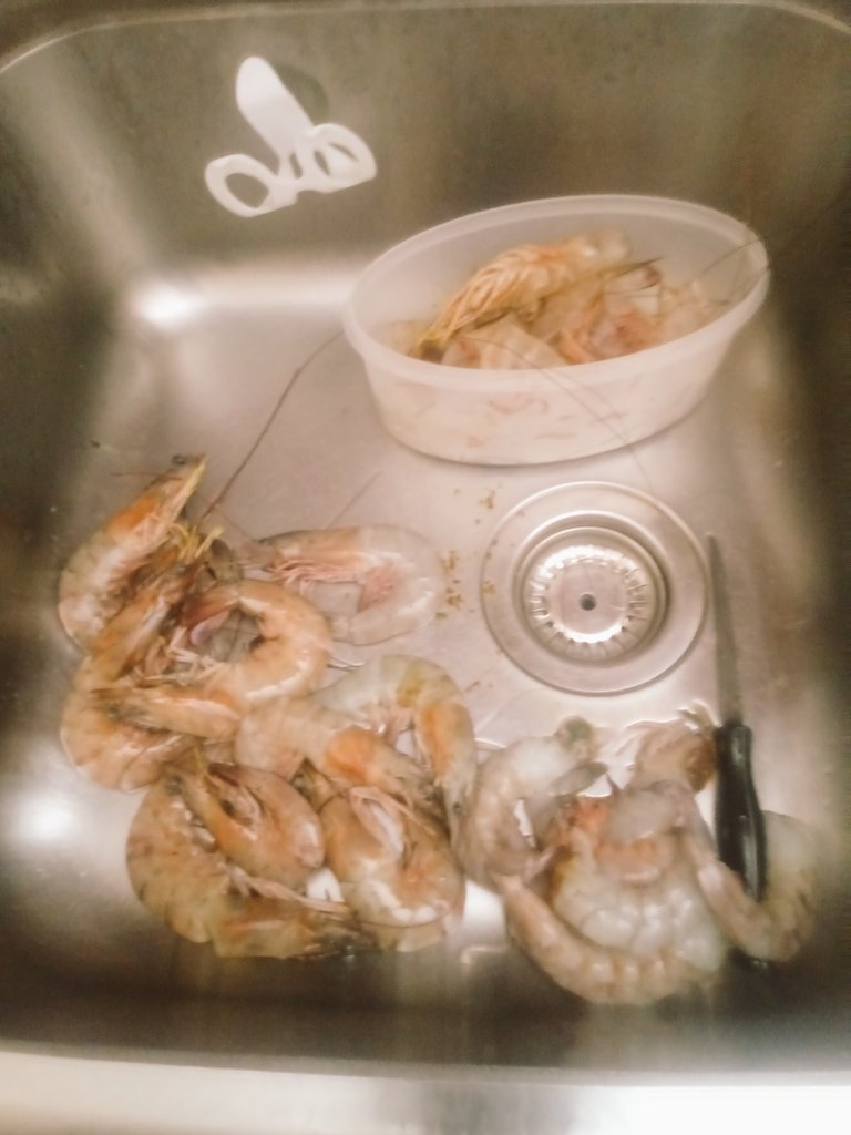 amandaasubiar's tweet photo. Esta mal que yo lo diga pero me quedó perfecto. Langostinos que se deshacen en la boca, nada de cauchos. Ensalada de rucula, bien aderezada, nada agrio, nada seco. Arroz, sin grasa y graneado. https://t.co/vBt70c7Lb0