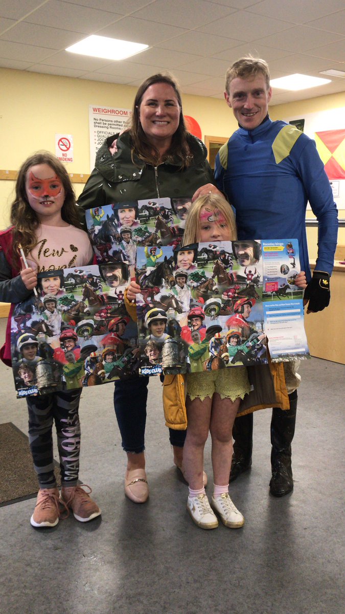 Fair play to the flat boys including @wjlee24786 @kmanning910 @ctkjockey @chrishayes24 and @OrrOisin for taking time out to meet and sign autographs for the O’Halloran Family from Dublin @BallinrobeRaces this evening.