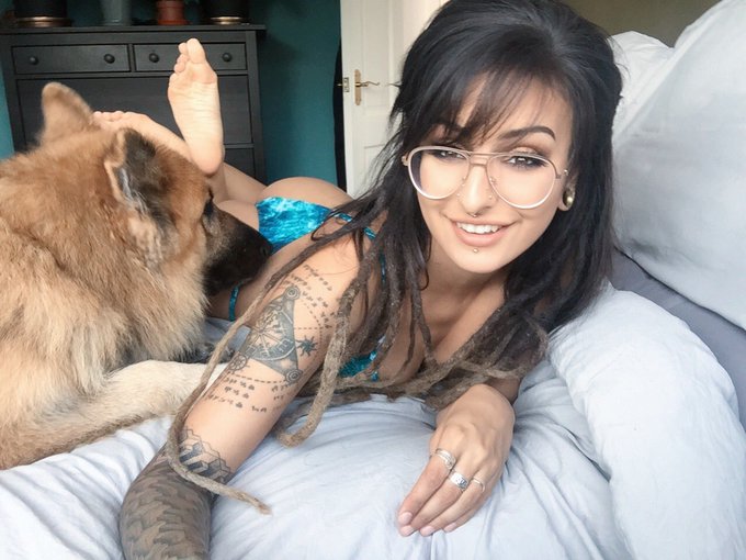 Big ginger shadow 😂 https://t.co/2veUuQQvyz