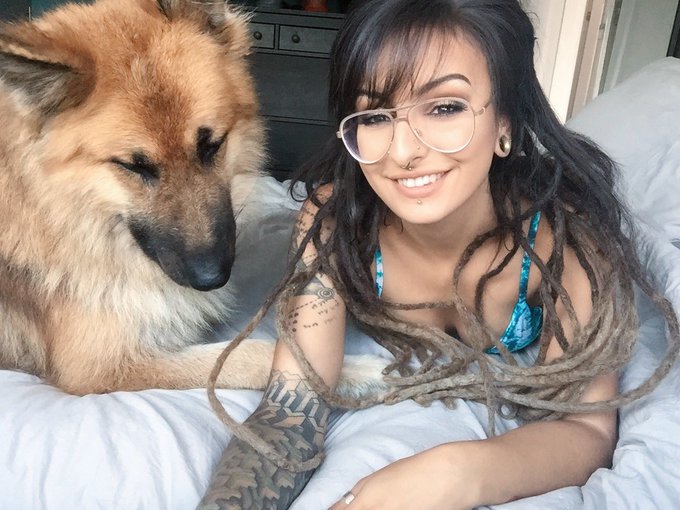 Big ginger shadow 😂 https://t.co/2veUuQQvyz