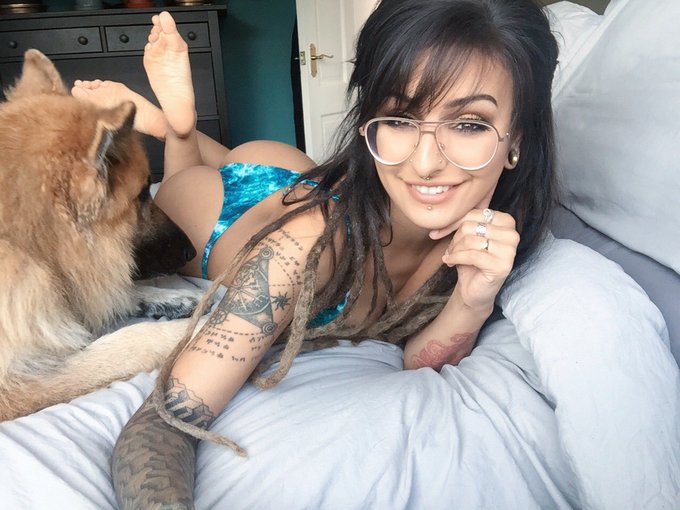 Big ginger shadow 😂 https://t.co/2veUuQQvyz