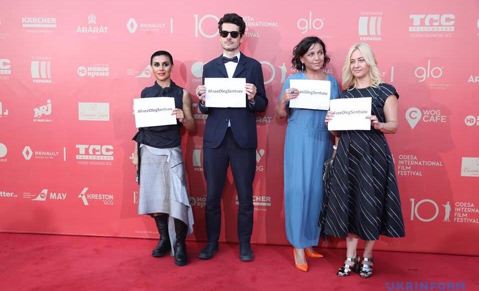 usuprun's tweet image. Members of the jury of the Odesa International Film Festival showed their support to #FreeOlegSentsov. Meanwhile, Sentsov has been cut off from access to information in the Russian colony: he doesn’t receive newspapers. He is only allowed to watch Russian TV.