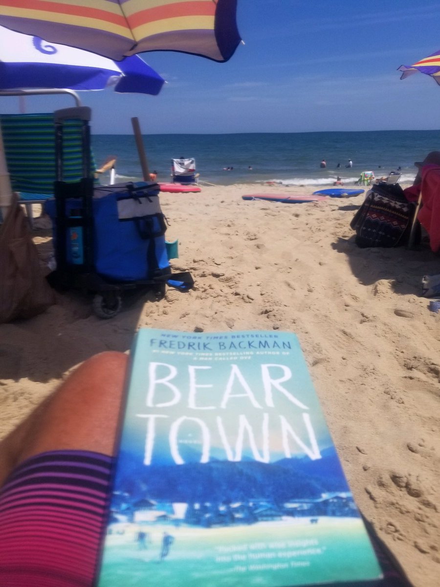 ESUniversity's tweet photo. Beach reads. #ESUOneBook 📖
https://t.co/uOmqVTGQhW https://t.co/zULpxBJjx5