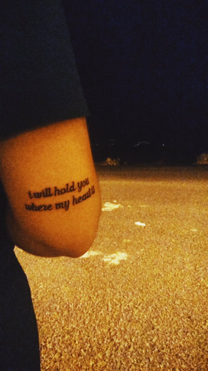 emmablckl's tweet photo. @Louis_Tomlinson I love u 💞 https://t.co/ZzcWx5pJmN