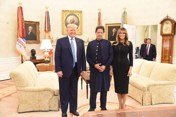 ViralInFact's tweet photo. خان صاحب ٹرمپ کی بیوی سے ٹرمپ کی آخری ملاقات کرواتے ہوئے

#KhanMeetsTrump #ImranKhanVisitsUS
#ImranKhanOurPride # https://t.co/UTw6PvNH2R