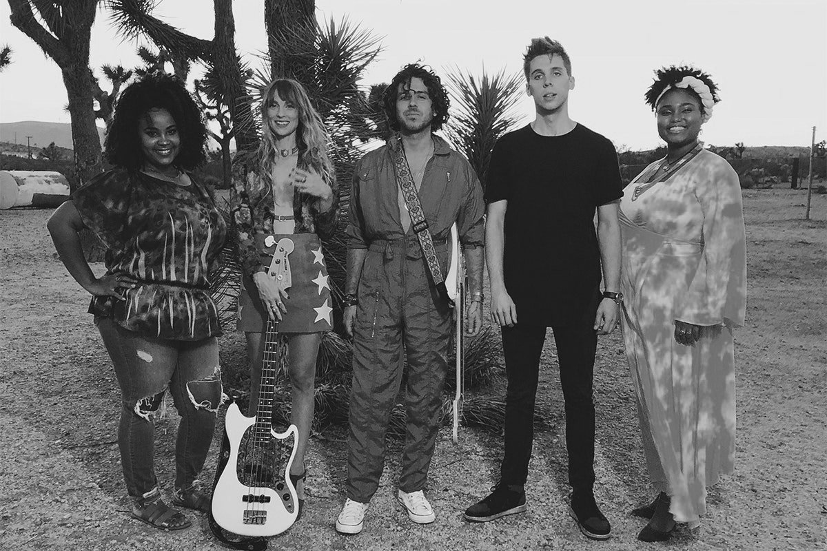 Gene Evaro Jr. is stopping by this Wednesday 7/24 at 8pm to share his fresh sound that mixes soul, folk, and electronic. It’s a night you won’t want to miss. #livemusic #geneevarojr #vibes #magicrat