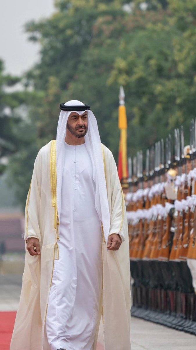 أكبر فخر للناس إنك من الناس
و أكبر فخر للأرض ممشاك فيها
في من غلاك إحساس ما يحده قياس
أغلى من الدنيا و من هو عليها

#محمد_بن_زايد 🇦🇪