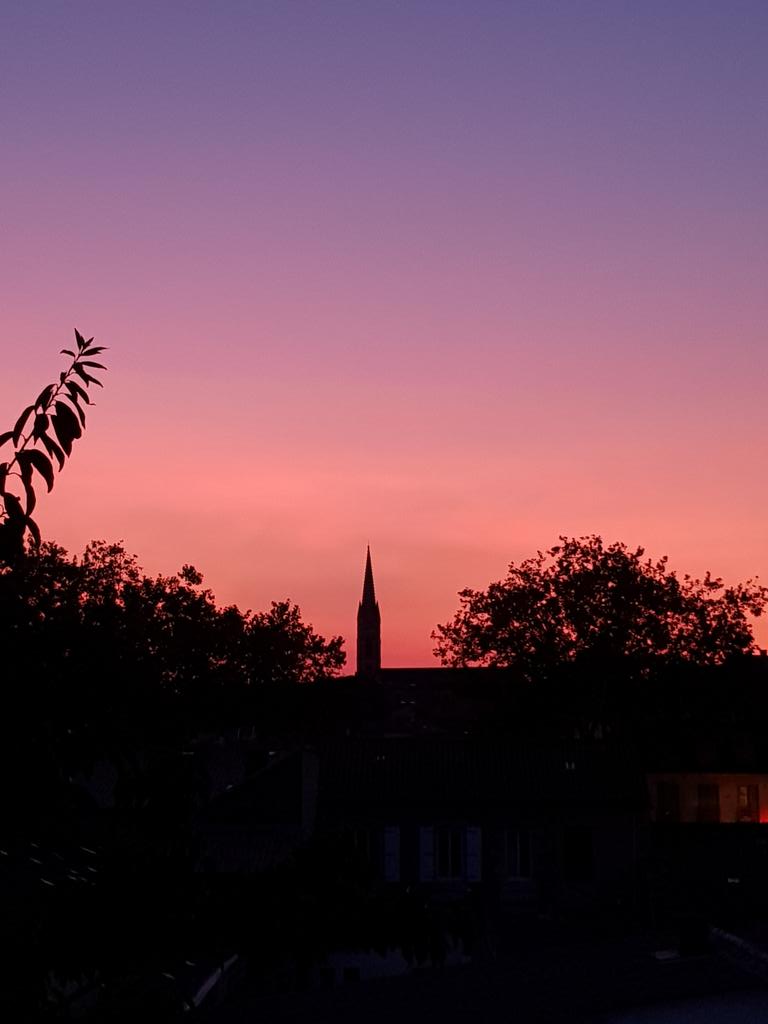 AlexandraBodet's tweet photo. De belles couleurs dans le ciel niortais ce soir.
#coucherdesoleil 
#niort https://t.co/miUzblHfu0
