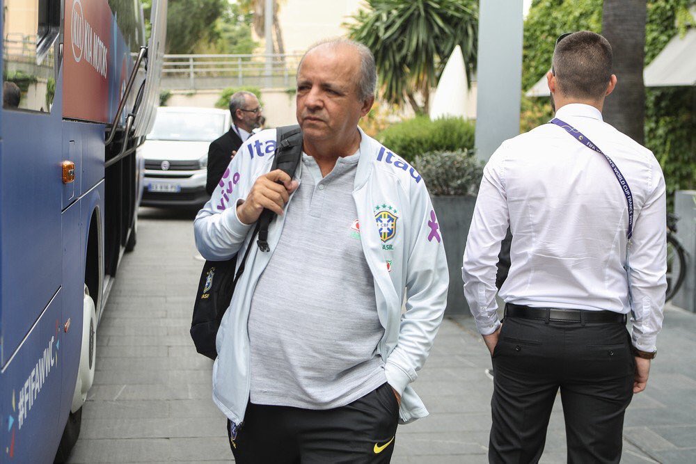 ManualDaCopa's tweet photo. OFICIAL: Vadão não é mais treinador da seleção brasileira feminina. O técnico foi demitido por causa da campanha ruim brasileira na Copa do Mundo.

A primeira opção para substituir o técnico continua sendo a Pia Sundhage, ex-EUA. https://t.co/iGpxOK7qbN