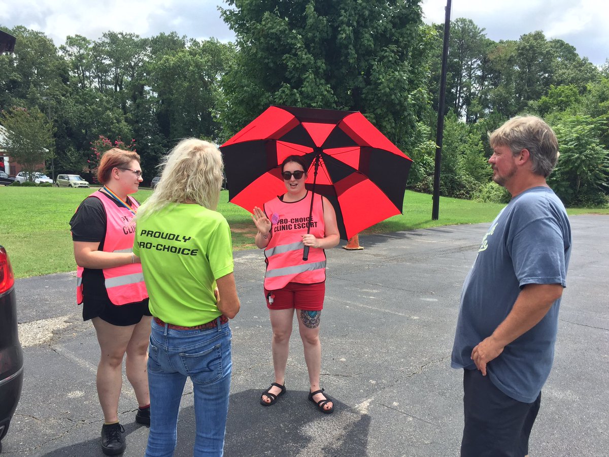 dadrad4's tweet photo. Stopped at the Alabama Women’s center and met the lovely Alabama escorts, Emily, Ursula, and Josie!!! We also got to see a few of the Alabama anti’s. #StopTheBans #ARRA #AlabamaWomensCenter #PinkhouseDefendersSummerTour #PinkhousePowerMS @phdefenders @ALWomensCenter https://t.co/wTHkoJxKgy