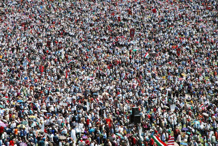 1 billion people. Человек толпы. Огромная толпа людей. Скопление людей. Большое скопление людей.