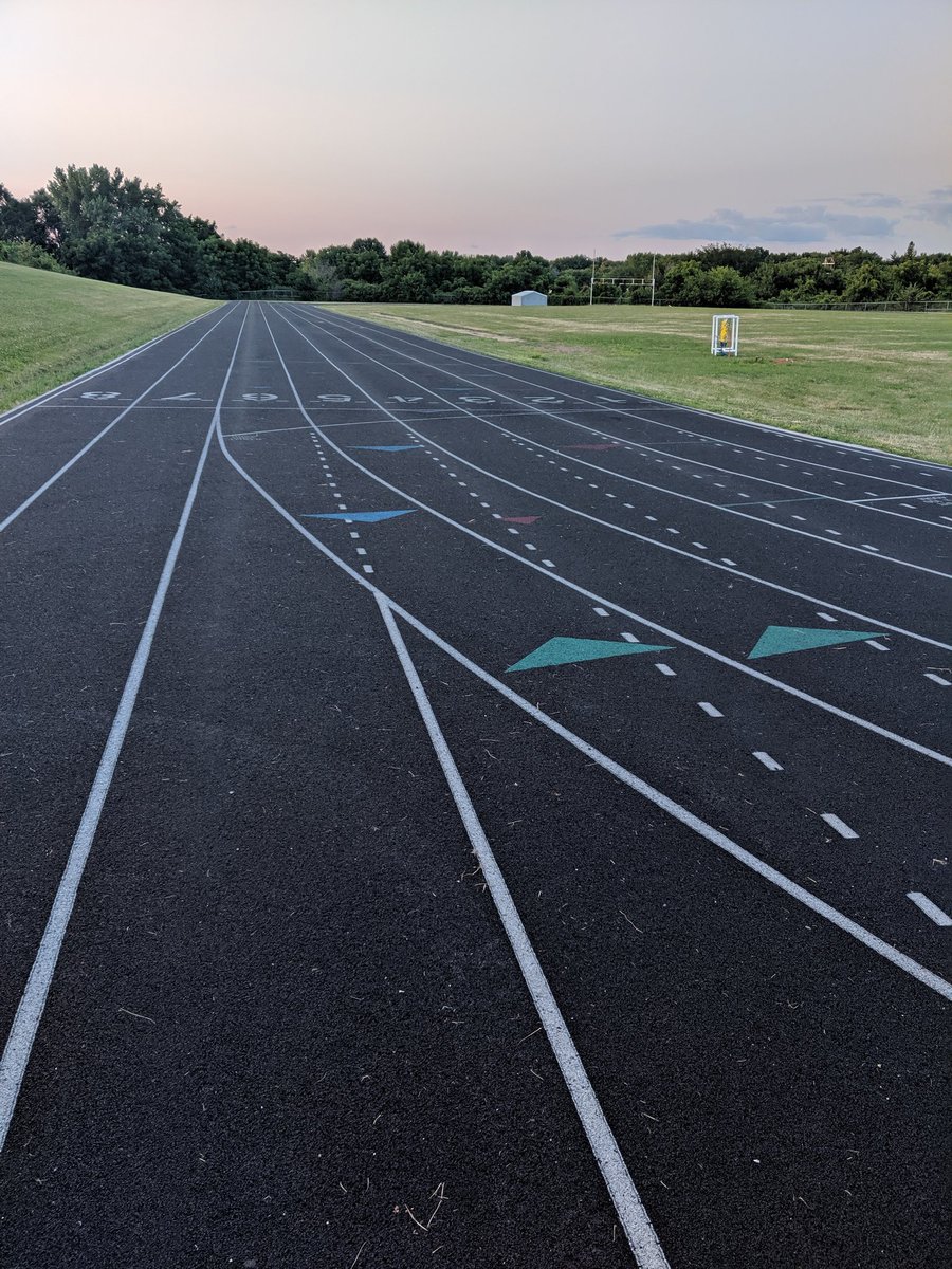 400 m, 800 m, 1200 m, 1600 m, 1200 m, 800 m, 400 m 🤢 Great ladder interval work at the track with the fleet feet crew! Thanks for letting me join in on the fun #genesissportsmed #werunwithyou