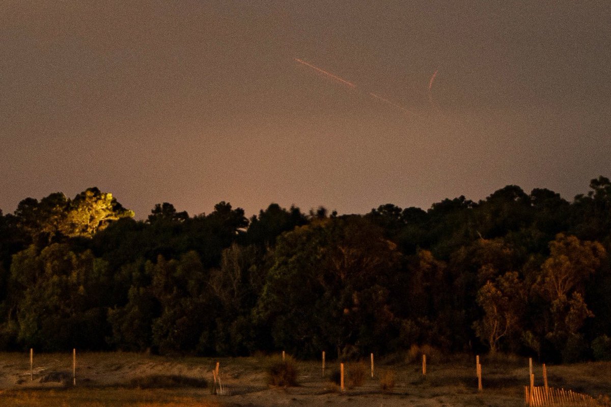 tomjonesfoto's tweet image. Little late to the party, but after digging through pics from vacation I managed to capture the @SpaceX #FalconHeavy #STP2 launch from last month from 600 miles away in Corolla, NC - Never saw anything with my eye so I gave up on thinking I got it