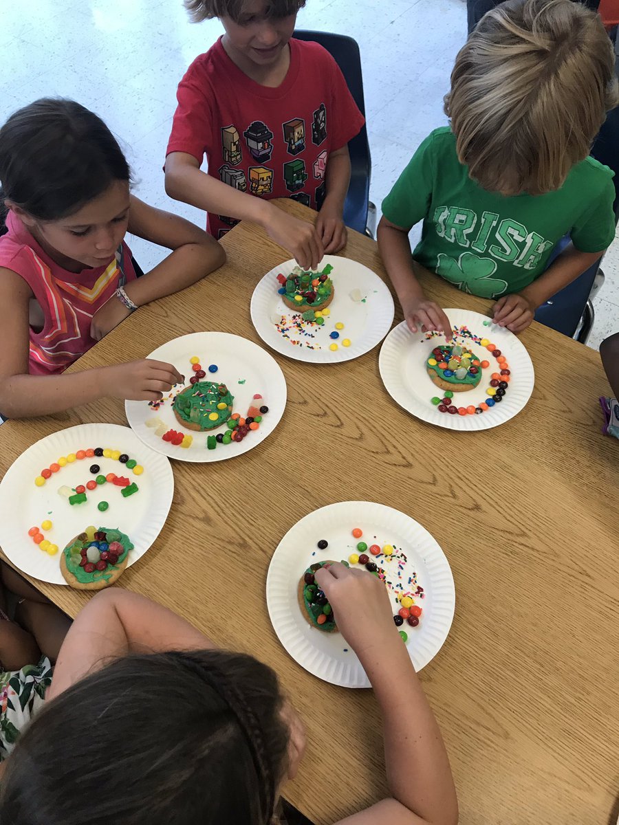 CampDelanco's tweet photo. We continue our celebration with edible Christmas 🎄 trees and ornaments ! 😋 https://t.co/Xc8qGp3LDJ