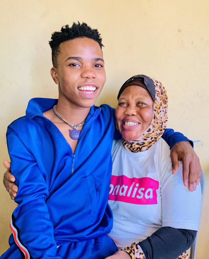 official_lyta's tweet photo. And for the people that are wishing good and praying for me. I owe you everything. Thank you 💙 #monalisa link in my bio 🔥🌚 https://t.co/ULSLzOeAZw
