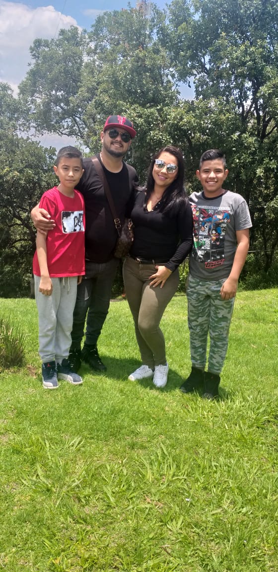 Vacaciones en familia ya hacian falta saludos....