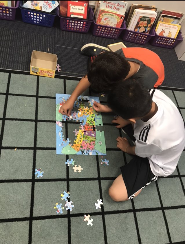 K/1/2 students love working together on puzzles! 🤩 Great team work! #cooperativelearning #Ignite3