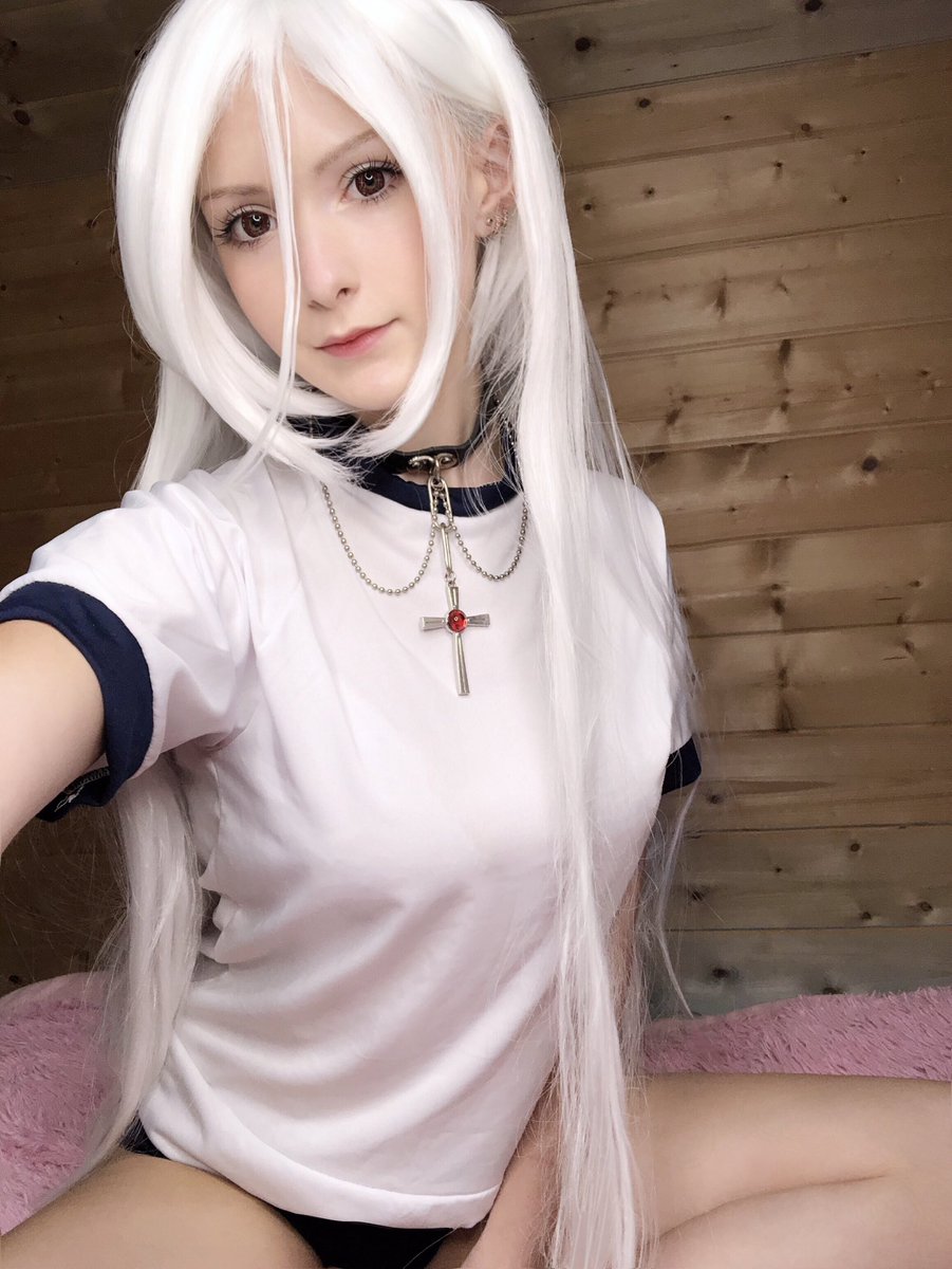 100 RT = feet pics ❤️😏 https://t.co/F7RW7YBHNw