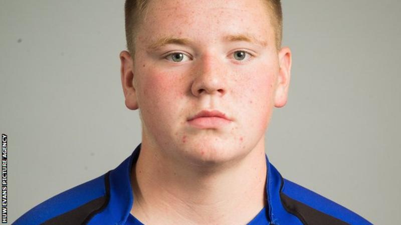 Tributes have been paid to rugby player Owen Bennett, who has died at the age of 21.

bbc.in/2y3m3gU