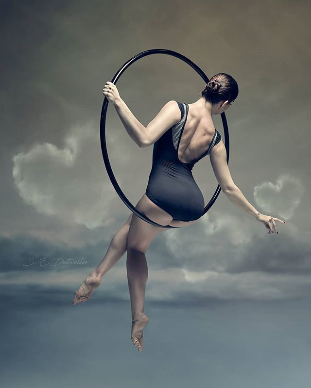 sedetweiler's tweet photo. Having some creative fun with another shot of @jennifer.raelynn on her lyra.
.
#aerialyoga #lyrahoop #milwaukeephotographer #sedetweiler #paulcbuff #prettyback #aerialhoop #sonya7riii https://t.co/jWU1Ctytv4 https://t.co/KB7hPmJ6mc