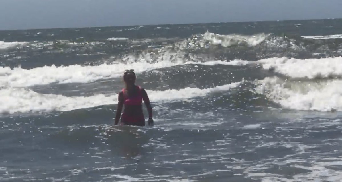 k8linryan's tweet photo. pictures I take of my family vs pictures they take of me https://t.co/HvJ0N2YpmS