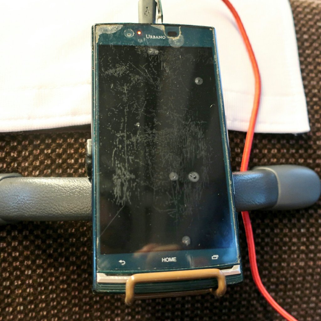 Swind 神凪唐州 作家 ライター 名古屋めし料理家 夏休みシーズンに向けて高速バスで節約旅行しようと計画中の皆さん 今すぐダイソーでこのタイプのスマホスタンドを買ってくるのです 取っ手に挟んでひっかけると ちょうどスマホが目線に収まるの Swind 神凪唐州 作家 ライター 名古屋めし料理家 夏休みシーズンに向けて高速バスで節約旅行しようと計画中の皆さん 今すぐダイソーでこのタイプのスマホスタンドを買ってくるのです 取っ手に挟んでひっかけると ちょうどスマホが目線に収まるの