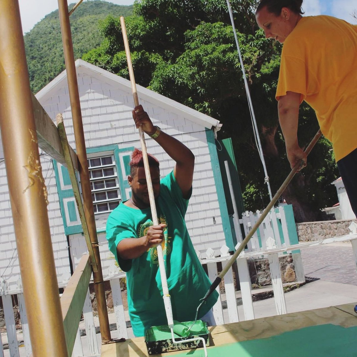 SabaLifeCenter's tweet photo. Let's get this trailer ready for the road!
Healthcare workers from @HomeOfSaba & @SabaHealthcare painting before the decorations go up.
Love Never Grows Old 💚💛💜
#SabaLIFE #carnival #Saba #Caribbean #Community #EndLoneliness #seniorcare
#wecare #ikzorg #ouderenzorg https://t.co/pXrI8g8eRP